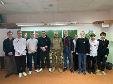 В преддверии Дня Победы обучающиеся 8 «А» и 8 «В» классов имели уникальную возможность пообщаться с настоящим героем — участником специальной военной операции В преддверии Дня Победы обучающиеся 8 «А» и 8 «В» классов имели уникальную возможность пообщаться с настоящим героем — участником специальной военной операции