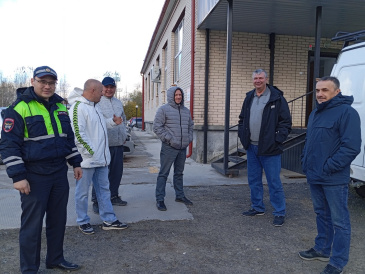 Полицейские, общественники и представители Администрации муниципалитета проверили состояние улично-дорожной сети Советского Полицейские, общественники и представители Администрации муниципалитета проверили состояние улично-дорожной сети Советского