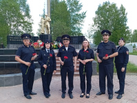 В Советском районе в День образования российской полиции правоохранители возложили цветы к мемориальной доске погибших сотрудников