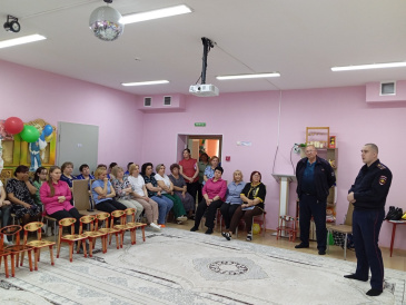 Полицейские и общественники Советского района провели беседу по профилактике мошенничества с работниками дошкольного учреждения 