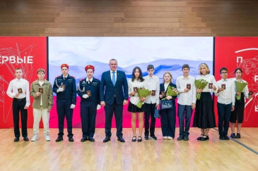 Руслан Николаевич Кухарук вручил паспорта граждан Российской Федерации активистам «Движения Первых» из разных муниципалитетов Югры, в том числе из Советского района Руслан Николаевич Кухарук вручил паспорта граждан Российской Федерации активистам «Движения Первых» из разных муниципалитетов Югры, в том числе из Советского района