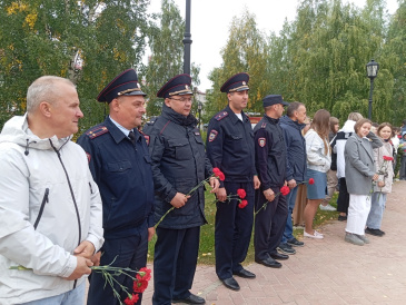 Стражи порядка и общественники Советского района в День солидарности борьбы с терроризмом приняли участие в памятных мероприятиях Стражи порядка и общественники Советского района в День солидарности борьбы с терроризмом приняли участие в памятных мероприятиях